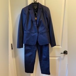 Ann Taylor Navy Blue Suit in perfect condition. Worn once. Size 0 jacket&pants
